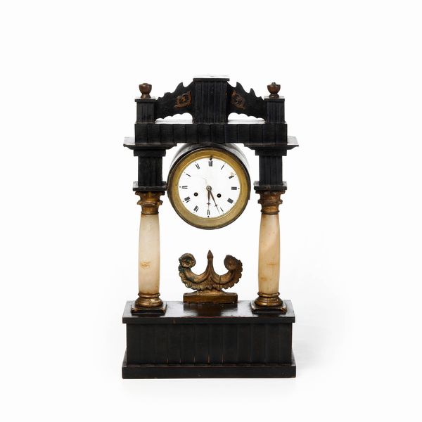 Orologio da tavolo a portico in marmo. Fine XIX-inizi XX secolo  - Asta Antiquariato - Associazione Nazionale - Case d'Asta italiane