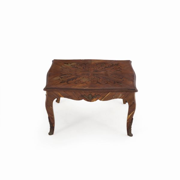 Tavolino da salotto lastronato e intarsiato. XX secolo  - Asta Antiquariato - Associazione Nazionale - Case d'Asta italiane