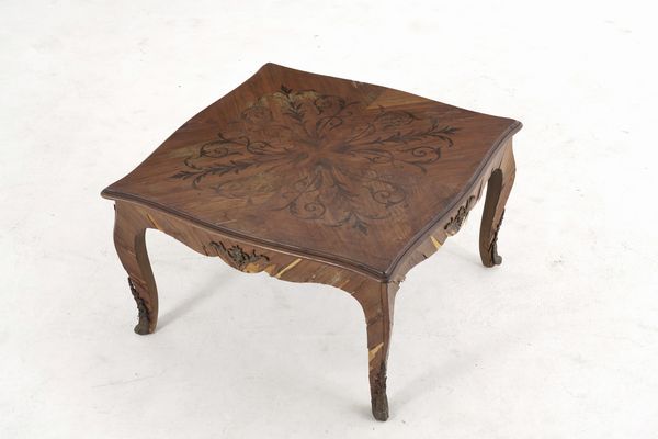 Tavolino da salotto lastronato e intarsiato. XX secolo  - Asta Antiquariato - Associazione Nazionale - Case d'Asta italiane