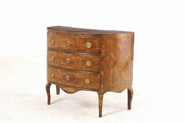 Cassettone a mezzaluna lastronato. Sicilia, XVIII secolo  - Asta Antiquariato - Associazione Nazionale - Case d'Asta italiane