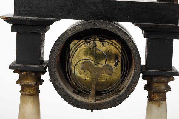 Orologio da tavolo a portico in marmo. Fine XIX-inizi XX secolo  - Asta Antiquariato - Associazione Nazionale - Case d'Asta italiane