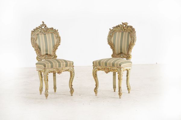 Salotto in stile settecentesco in legno intagliato, laccato e dorato  - Asta Antiquariato - Associazione Nazionale - Case d'Asta italiane