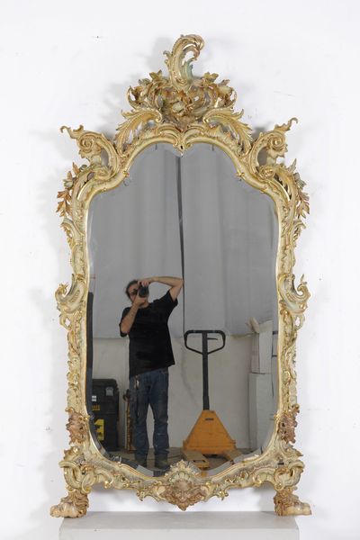 Salotto in stile settecentesco in legno intagliato, laccato e dorato  - Asta Antiquariato - Associazione Nazionale - Case d'Asta italiane