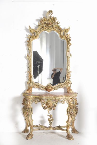 Salotto in stile settecentesco in legno intagliato, laccato e dorato  - Asta Antiquariato - Associazione Nazionale - Case d'Asta italiane