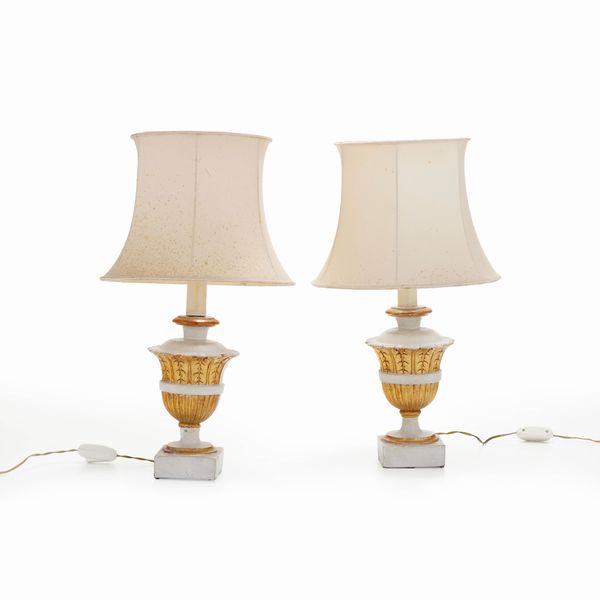 Coppia di abat-jour con base a foggia di portapalme in legno intagliato, dipinto e dorato  - Asta Antiquariato - Associazione Nazionale - Case d'Asta italiane