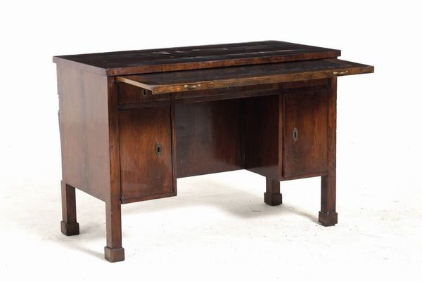 Scrivania Impero da centro in legno lastronato. XIX secolo  - Asta Antiquariato - Associazione Nazionale - Case d'Asta italiane