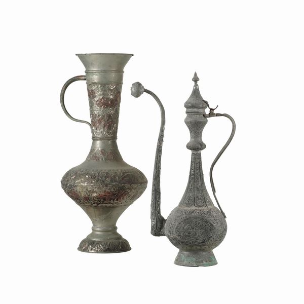 Due grandi versatoi in metallo  - Asta Antiquariato - Associazione Nazionale - Case d'Asta italiane