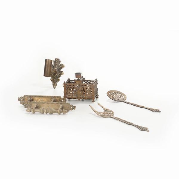 Insieme di coppia di maniglie in bronzo dorato, supporto per applique, porta sigarette e coppia di posate decorative in metallo  - Asta Antiquariato - Associazione Nazionale - Case d'Asta italiane