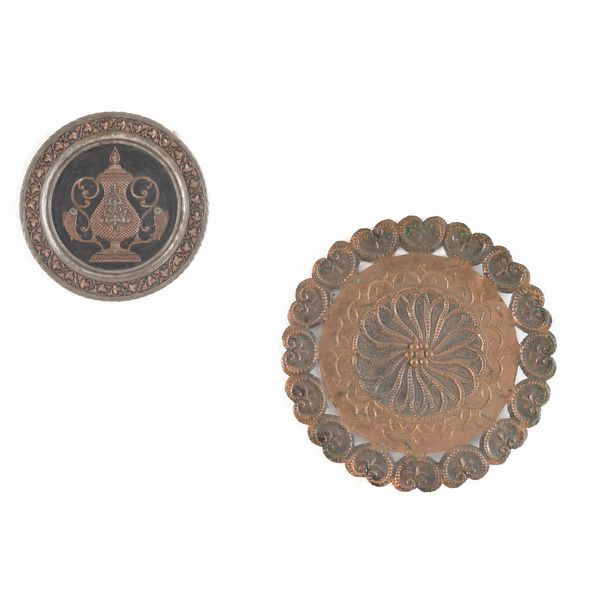Insieme di grande vassoio da parata in rame sbalzato e traforato e altro vassoio inciso  - Asta Antiquariato - Associazione Nazionale - Case d'Asta italiane