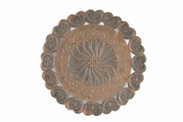 Insieme di grande vassoio da parata in rame sbalzato e traforato e altro vassoio inciso  - Asta Antiquariato - Associazione Nazionale - Case d'Asta italiane