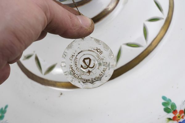 Coppia di lampadari con diffusori in vetro lattimo e colorato  - Asta Antiquariato - Associazione Nazionale - Case d'Asta italiane