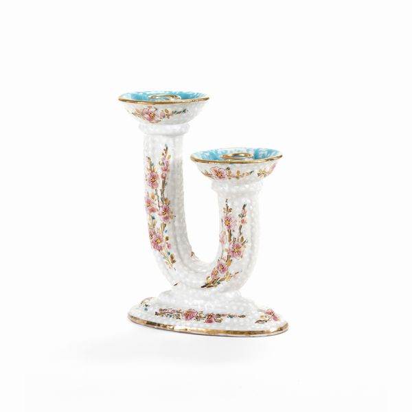 Candeliere in ceramica policroma a due braccia  - Asta Antiquariato - Associazione Nazionale - Case d'Asta italiane