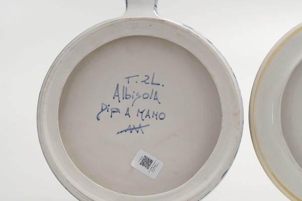 Un tagliere bianco e blu albisola e alzatina albisola  - Asta Antiquariato - Associazione Nazionale - Case d'Asta italiane