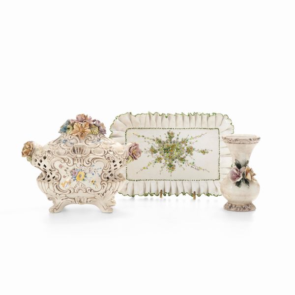 Lotto di ceramiche composto da un vassoio, un vaso, una zuppiera  - Asta Antiquariato - Associazione Nazionale - Case d'Asta italiane