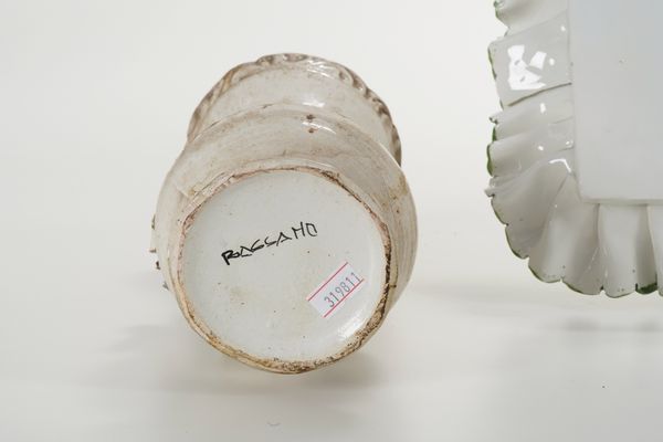 Lotto di ceramiche composto da un vassoio, un vaso, una zuppiera  - Asta Antiquariato - Associazione Nazionale - Case d'Asta italiane