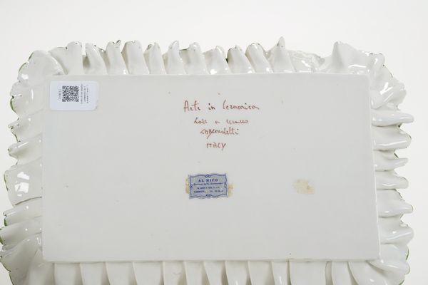 Lotto di ceramiche composto da un vassoio, un vaso, una zuppiera  - Asta Antiquariato - Associazione Nazionale - Case d'Asta italiane