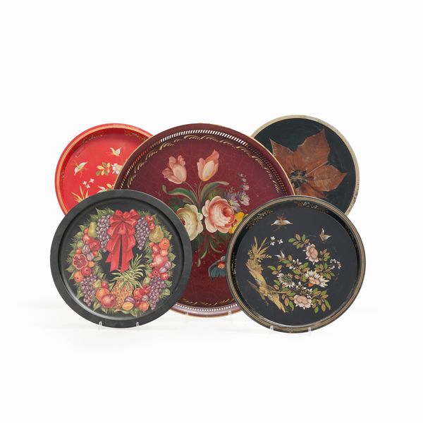 Cinque differenti vassoi in metallo dipinto. XX secolo  - Asta Antiquariato - Associazione Nazionale - Case d'Asta italiane