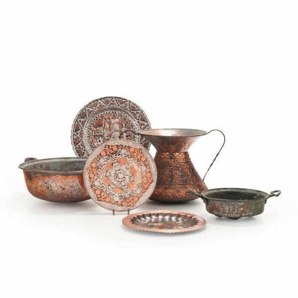 Gruppo di oggetti in rame decorati a sbalzo  - Asta Antiquariato - Associazione Nazionale - Case d'Asta italiane