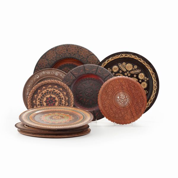 Nove diversi vassoi in legno  - Asta Antiquariato - Associazione Nazionale - Case d'Asta italiane