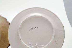 Due piatti, unalzatina e un bicchiere. Italia centrale, XX secolo  - Asta Antiquariato - Associazione Nazionale - Case d'Asta italiane