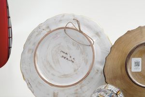 Due piatti, unalzatina e un bicchiere. Italia centrale, XX secolo  - Asta Antiquariato - Associazione Nazionale - Case d'Asta italiane