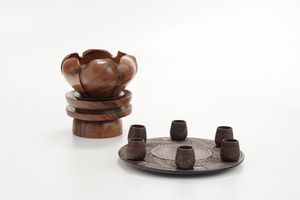 Centrotavola girevole in legno intagliato con porta ceri  - Asta Antiquariato - Associazione Nazionale - Case d'Asta italiane