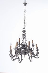 Lampadario a 12 luci in metallo e lampadario dorato a 8 luci  - Asta Antiquariato - Associazione Nazionale - Case d'Asta italiane