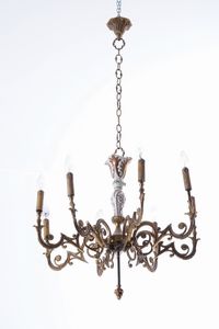 Lampadario a 12 luci in metallo e lampadario dorato a 8 luci  - Asta Antiquariato - Associazione Nazionale - Case d'Asta italiane