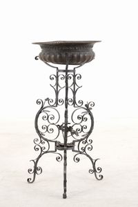 Quattro trespoli in ferro battuto con bacile in rame  - Asta Antiquariato - Associazione Nazionale - Case d'Asta italiane