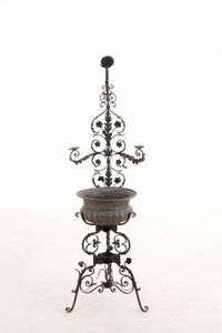 Quattro trespoli in ferro battuto con bacile in rame  - Asta Antiquariato - Associazione Nazionale - Case d'Asta italiane