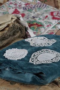 Lotto di diversi tessuti e centrini di pizzo  - Asta Antiquariato - Associazione Nazionale - Case d'Asta italiane