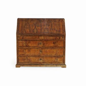 Cassettone con ribalta lastronato in radica. XVIII-XIX secolo  - Asta Antiquariato - Associazione Nazionale - Case d'Asta italiane