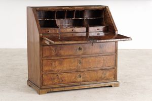 Cassettone con ribalta lastronato in radica. XVIII-XIX secolo  - Asta Antiquariato - Associazione Nazionale - Case d'Asta italiane