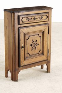 Comodino in legno intagliato. XX secolo  - Asta Antiquariato - Associazione Nazionale - Case d'Asta italiane
