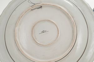 Coppia di piatti in porcellana con fiori e uccelli  - Asta Antiquariato - Associazione Nazionale - Case d'Asta italiane