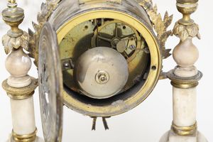 Pendola da tavolo a portico. Francia, XIX secolo  - Asta Antiquariato - Associazione Nazionale - Case d'Asta italiane