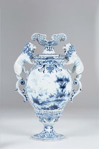 Grande vaso in maiolica con ansa a leone  - Asta Antiquariato - Associazione Nazionale - Case d'Asta italiane