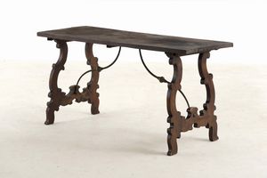 Tavolo fratino in legno intagliato. XX secolo  - Asta Antiquariato - Associazione Nazionale - Case d'Asta italiane