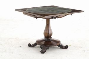 Tavolino apribile in legno intagliato. XIX secolo  - Asta Antiquariato - Associazione Nazionale - Case d'Asta italiane
