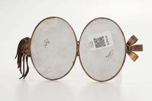 Pendente in metallo dorato con coppia di miniature in porcellana di Limoges raffiguranti cherubini  - Asta Antiquariato - Associazione Nazionale - Case d'Asta italiane