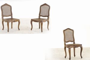 Tre sedie in noce intagliato. XVIII secolo  - Asta Antiquariato - Associazione Nazionale - Case d'Asta italiane