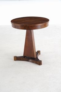 Piccolo tavolo con piano circolare lastronato. XIX secolo  - Asta Antiquariato - Associazione Nazionale - Case d'Asta italiane
