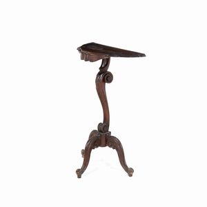 Gueridon in stile Luigi XV in legno intagliato  - Asta Antiquariato - Associazione Nazionale - Case d'Asta italiane