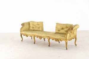 Panchetto imbottito in legno intagliato e dorato. XIX secolo  - Asta Antiquariato - Associazione Nazionale - Case d'Asta italiane