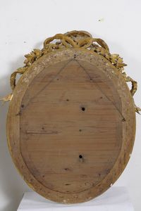 Specchiera ovale dorata in legno intagliato e pastiglia. XIX-XX secolo  - Asta Antiquariato - Associazione Nazionale - Case d'Asta italiane