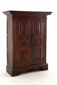 Armadio a due ante tripartite a formelle. Lombardia XVIII secolo  - Asta Antiquariato - Associazione Nazionale - Case d'Asta italiane