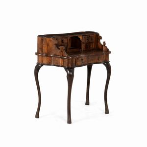 Piccolo scrittoio da centro in legno lastronato stile barocchetto. XX secolo  - Asta Antiquariato - Associazione Nazionale - Case d'Asta italiane
