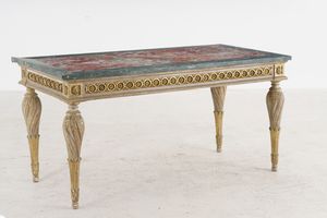 Tavolo in legno intagliato, dipinto e dorato in stile Luigi XVI. XX secolo  - Asta Antiquariato - Associazione Nazionale - Case d'Asta italiane