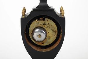 Orologio da tavolo a foggia di anfora  - Asta Antiquariato - Associazione Nazionale - Case d'Asta italiane