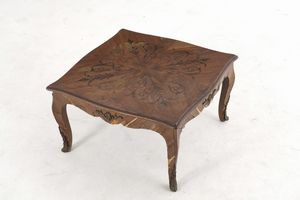 Tavolino da salotto lastronato e intarsiato. XX secolo  - Asta Antiquariato - Associazione Nazionale - Case d'Asta italiane